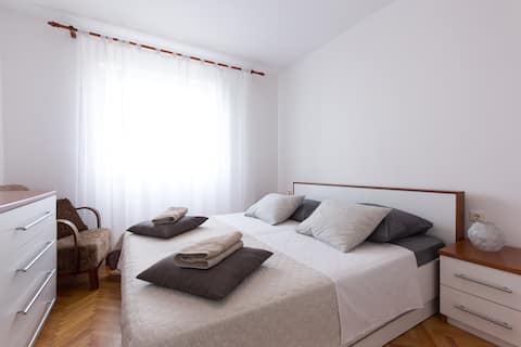 Top performing Airbnb: Apartment and boat in Mjesni Odbor Pećine