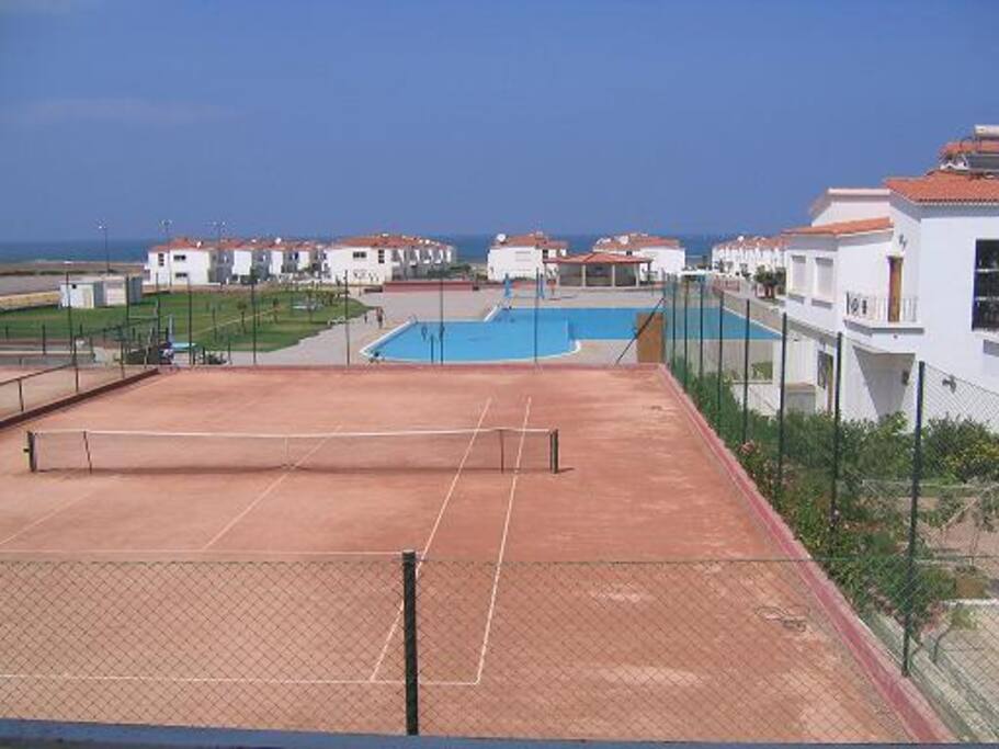 Terrains de tennis, foot, volley et basket, ainsi que aire de jeux pour enfants + plage privée