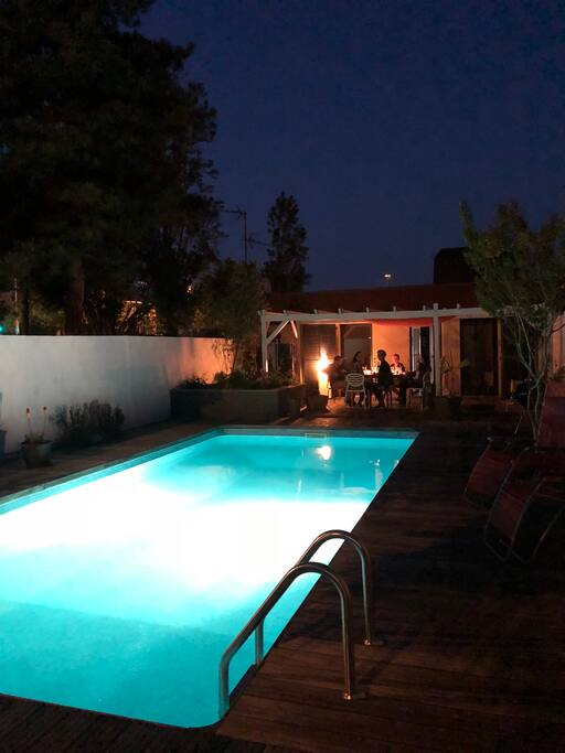 Piscine éclairée la nuit ⭐️