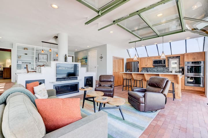 Bay Front, Roll Up Glass Walls, Roof deck Jacuzzi! gallery image 3