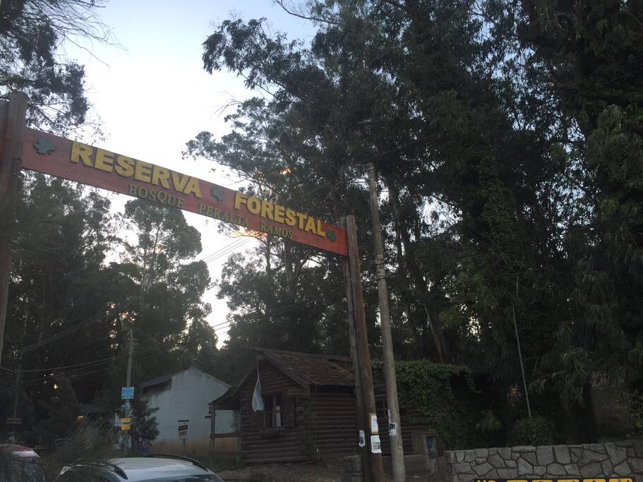 vista de entrada principal al Barrio Reserva Forestal Bosque Peralta Ramos