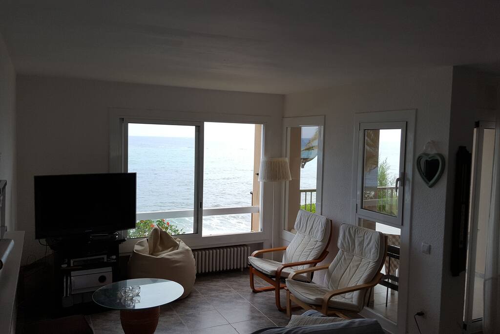 salón con vista al mar