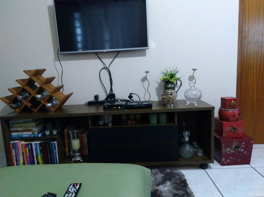 sala de está com tv a cabo