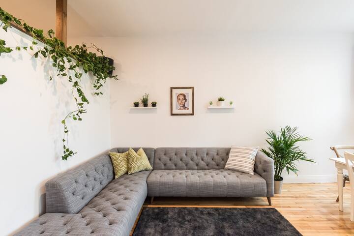 Huge & Stylish – Free Parking – Sleeps 22! gallery image 5