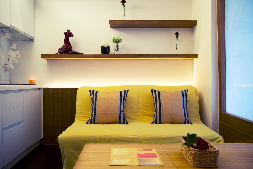 Let's fold the sofa bed and make a living room for 2!
客厅里的沙发也可成为沙发床