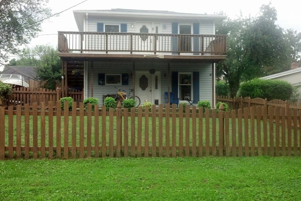 Fenced in yard. Beach access 200f to right