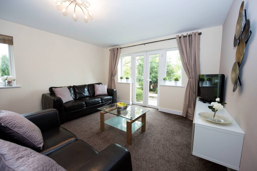Comfy & spacious lounge