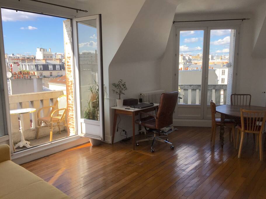 Avec ses deux grandes fenêtres, le salon est inondé de lumière.