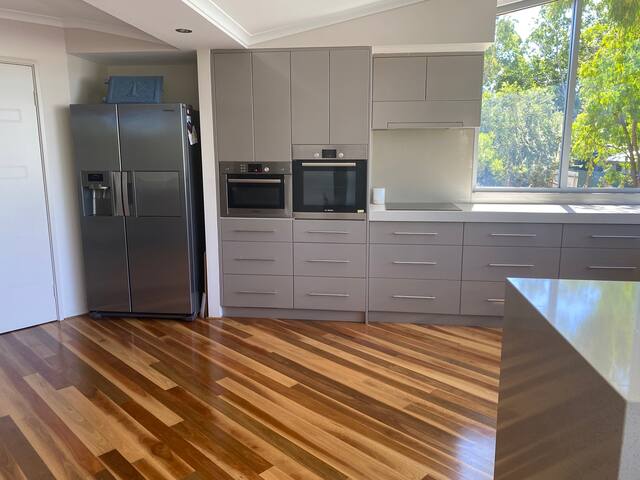 Spectacular Eagle Bay family home gallery image 3