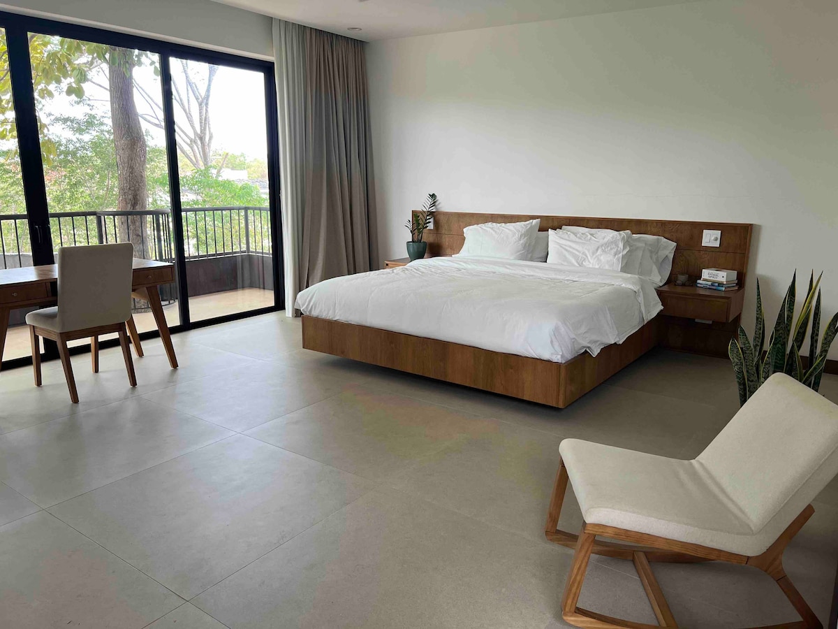 Ძირითადი საძინებელი აბაზანა-ტუალეტით, გასეირნება კარადასა და პატიოში. 