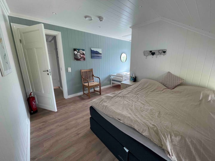 غرفة نوم رئيسية بسرير مزدوج وسرير أطفال يمكن استخدامها من قبل الأطفال حتى حوالي 10 سنوات 