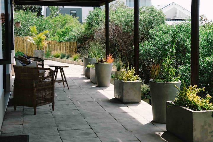 Spacious Ocean View Apartment - Camps Bay