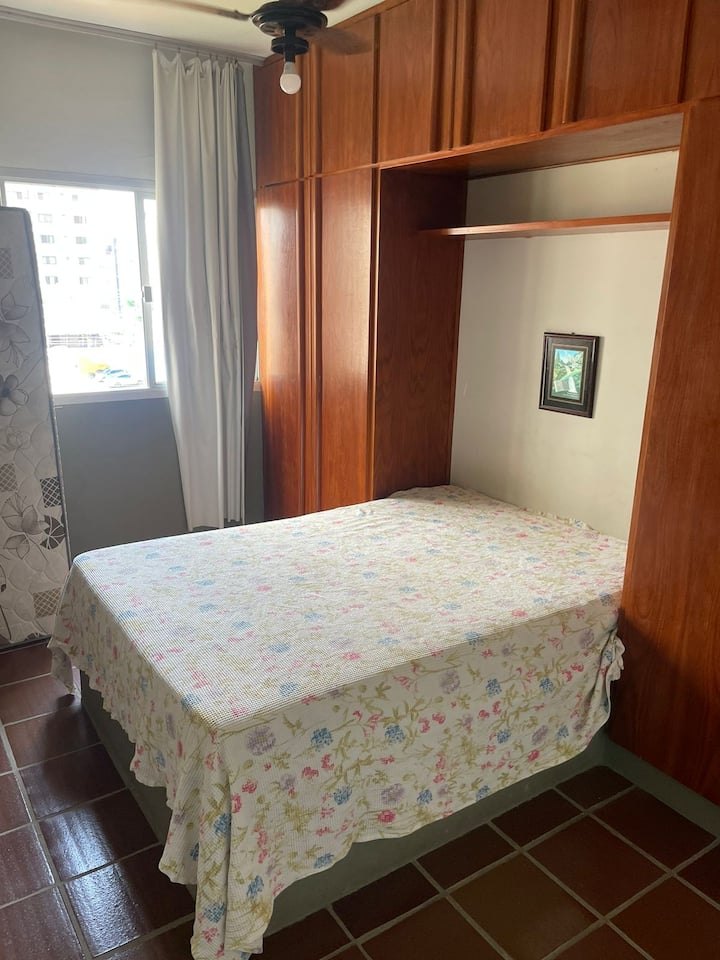 El dormitorio principal con cama matrimonial y colchón adicional es armario y ventilador de techo