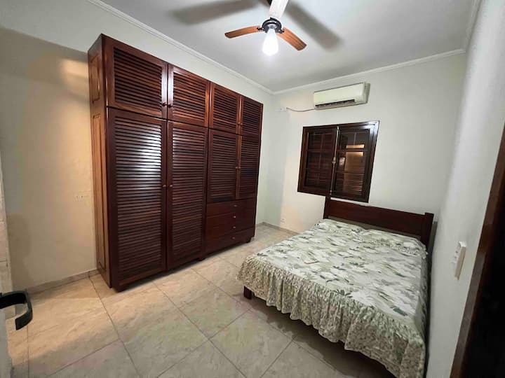 جناح مع مكيف هواء ومروحة، مع نصف حمام وغرفة نوم في الطابق الأرضي 