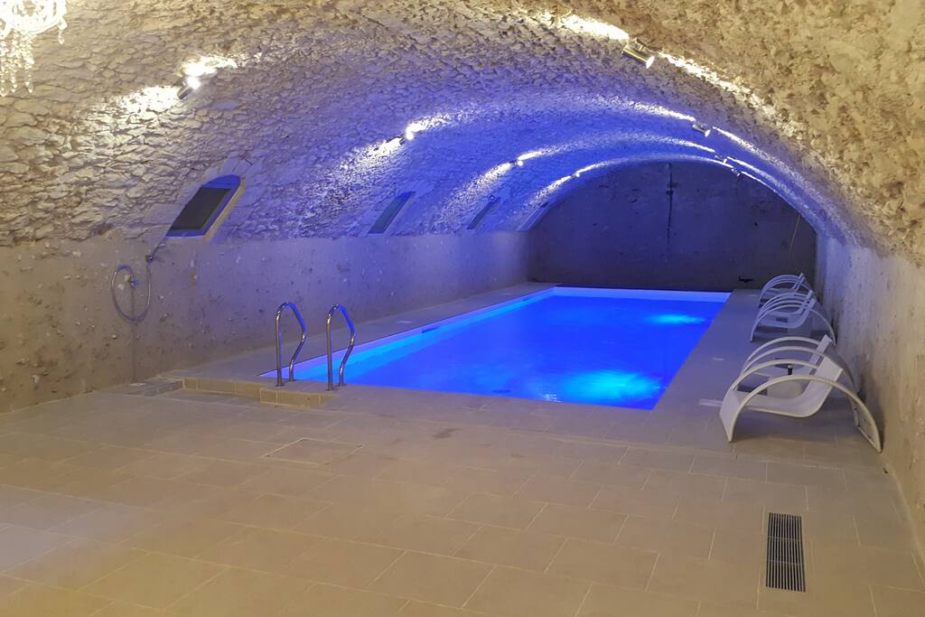 Ouverture dès le 1er octobre d'une piscine intérieure chauffée située dans une cave du XIé.