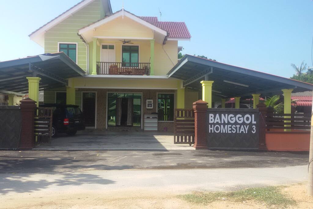Outside of the homestay. If you can see this beautiful green house, thats mean you are at the right place. Welcome to the Gong Pak Jin, folks!