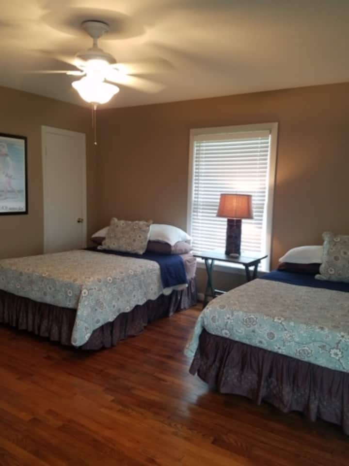 卧室2包括（ 2 ）张双人床和梳妆台