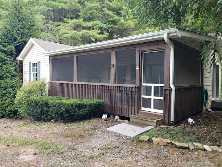 Private quaint cottage in the country Cottages for Rent in