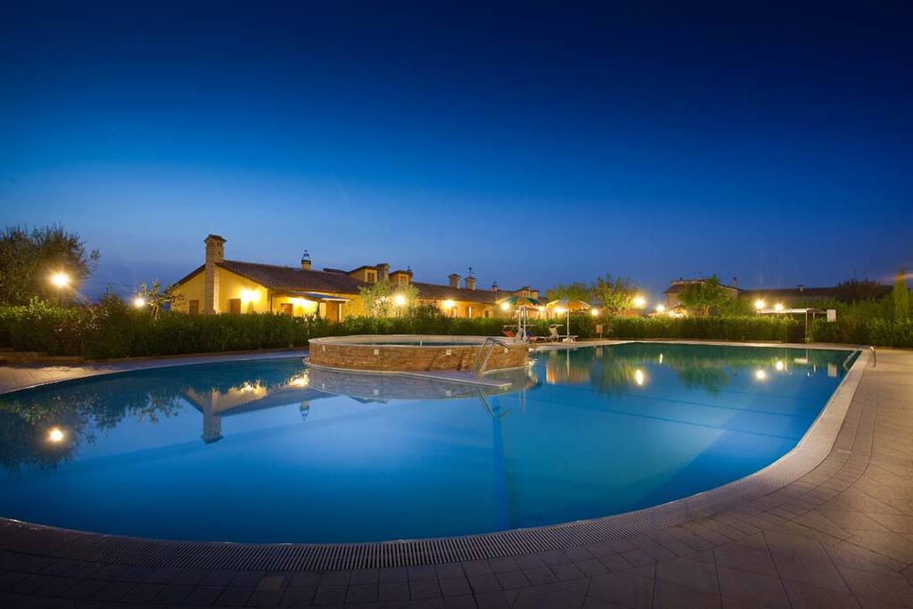 piscina di sera