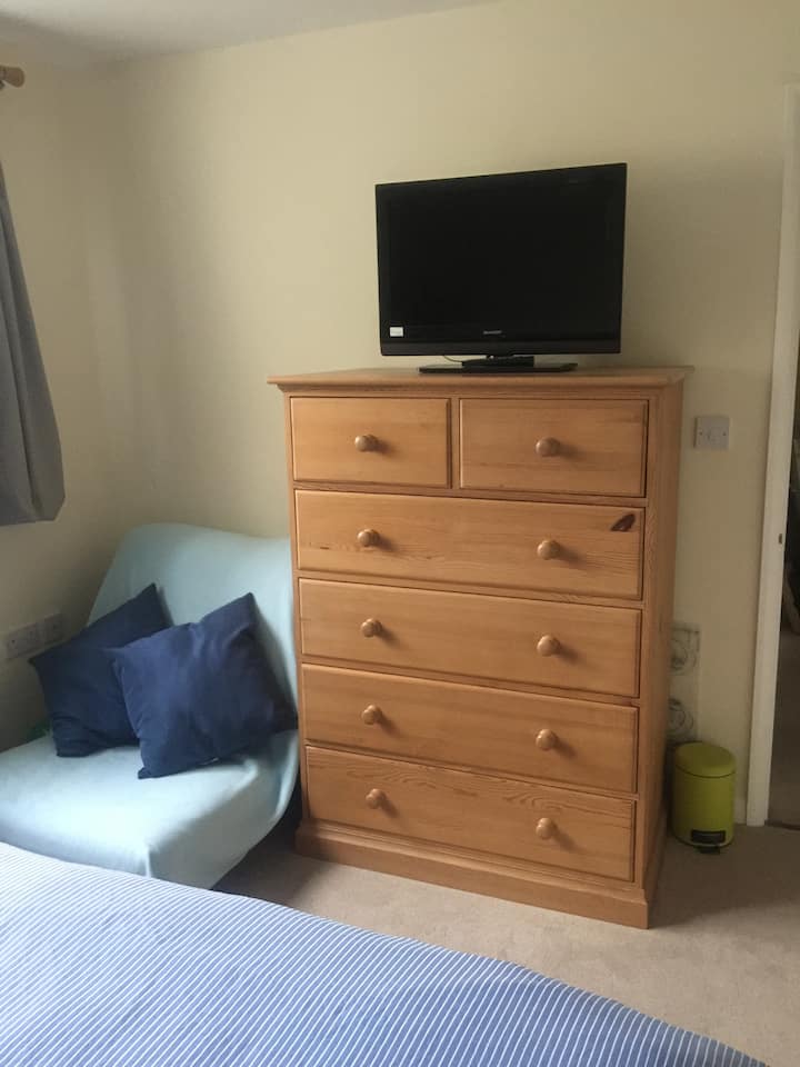 Eigen slaapkamer met tv en wifi