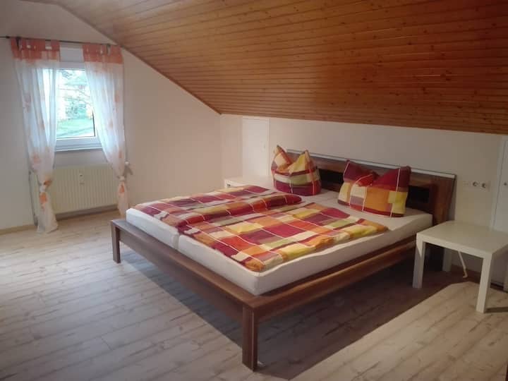 Das Schlafzimmer mit Doppelbett und Babybett