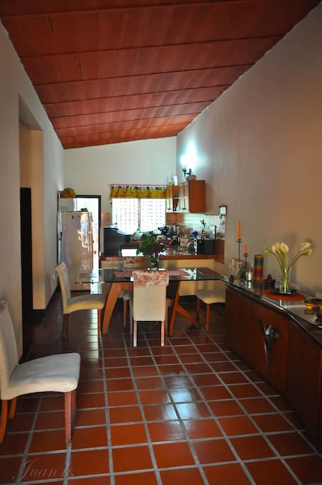 inside the house
dentro de la casa