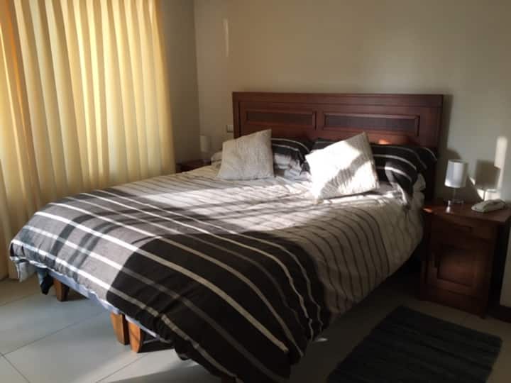 spálňa s manželskou posteľou King