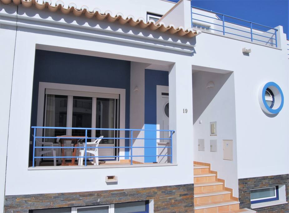 Entrada principal e terraço com mobiliário de exterior