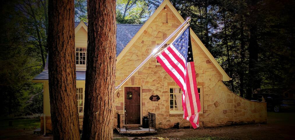 The Stone Cottage At Slippery Rock Sleeps 8 Cottages For Rent