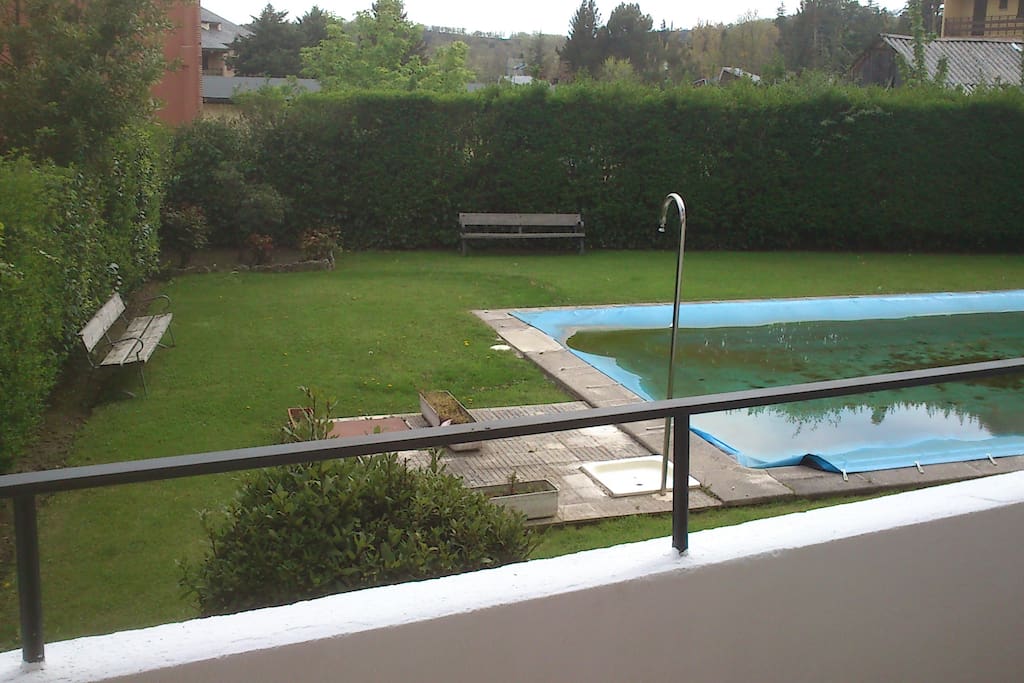 Vista del jardín y piscina desde la terraza