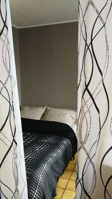 La chambre est communiquante au salon mais néanmoins séparée par un rideau