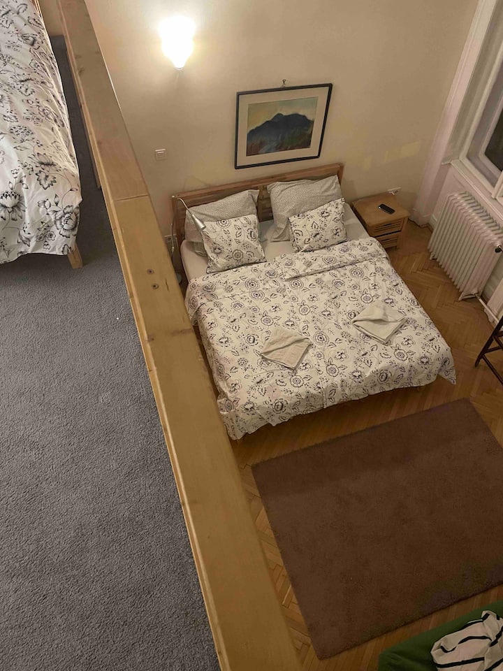 חדר שינה שלישי למטה מיטה זוגית בגלריה שתי מיטות נפרדות.
 בחדר יש שולחן שבו אפשר לעבוד. ויש חדר רחצה פרטי עם שירותים