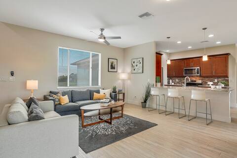 Beautiful Waterfront House, Feels Like Home!