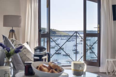 Top Airbnb: Marlbro: Harbour View Apartment | 1 Bed | Parking in Falmouth