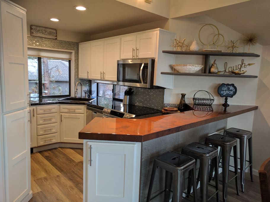 Kitchen and Breakfast Bar