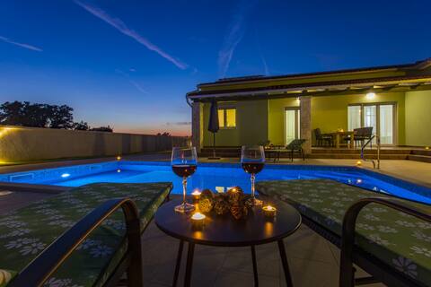 Beautiful Villa Laganini in Village Štokovci