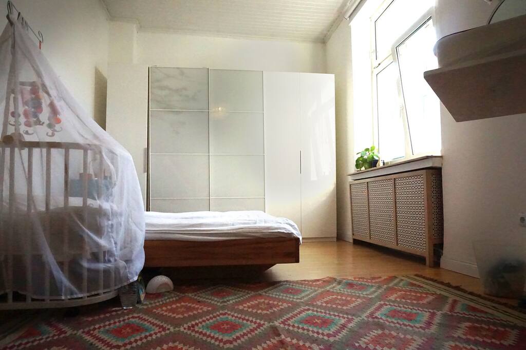 Schlafzimmer mit Kinderbett