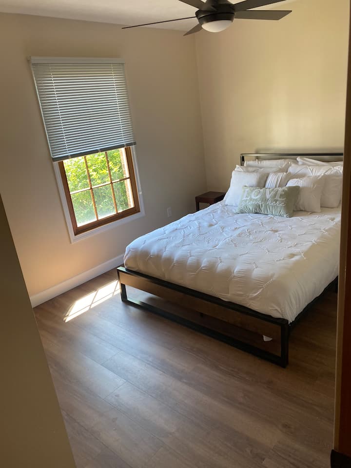 Спалня 2 с двойно легло, килер, стол и вентилатор на тавана.