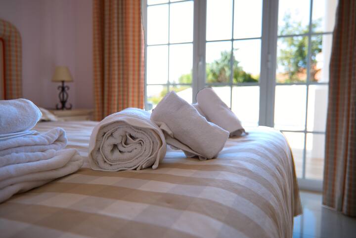 חדר שינה זוגי למטה עם גישה לבריכה