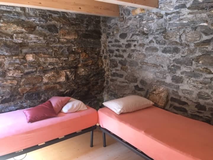 ห้องเล็กสามารถวางเตียง 2 เตียงเข้าด้วยกันเพื่อให้มีเตียงคู่