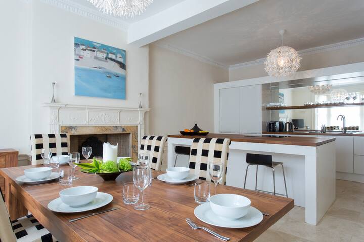 Luxury City Centre Four Bedroom Townhouse gallery image 3