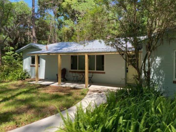Zamia Cottage - 2/1  close to UF and Downtown