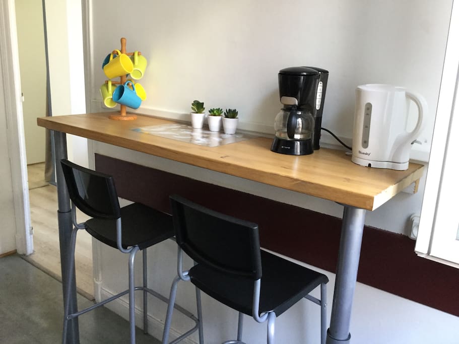 Cuisine: le coin petit-déjeuner, café, bouilloire