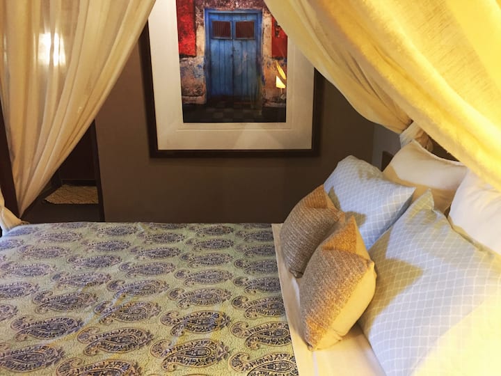 Villa Cacao. Dormitorio principal con ropa de cama diferente. 