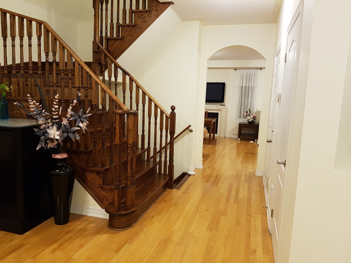 Lewis Honey Home Houses for Rent in Aurora, Ontario, Canada Airbnb