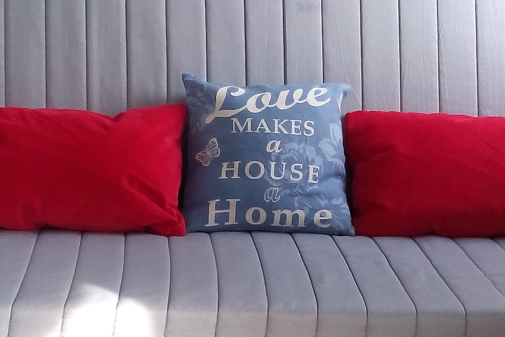 Bienvenidos a nuestra casa!
Bienvenue chez nous!
Добро пожаловать в наш Дом!
12 min by metro to centre Placa Plaza Catalunya!
Winter price 65 euro!!