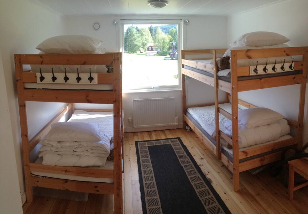 Sovrummet "Ängen"
Morgonsol.
Bra LED-Sängbelysning och takbelysning samt 4 st förvaringslådor under sängarna. 2 kuddar i varje säng Medium + soft