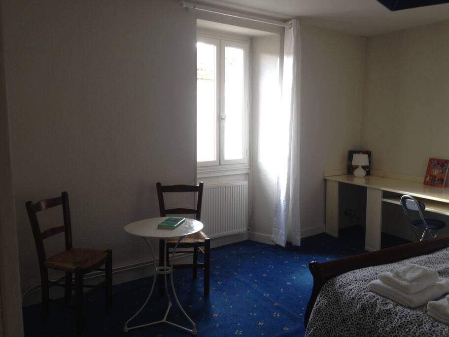 Un petit espace papote, thé ou café et un espace travail avec différentes lectures