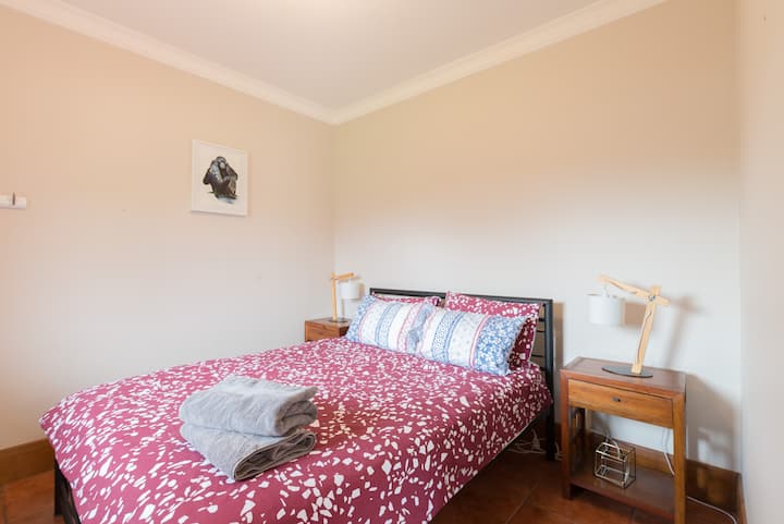 Ndogo zaidi ya vyumba vya kulala. Ina kitanda cha malkia na mwonekano mzuri wa bustani, lakini si zaidi!