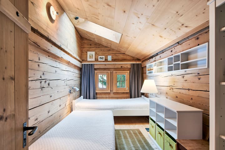 Petite chambre d'enfant au 1er Stock mit 2 Betten (2x 90x200cm) –––
Small children's bedroom on the 1st floor with 2 beds (2x 90x200cm) –––
Petite chambre d'enfants au 1er étage avec 2 lits (2x 90x200cm)